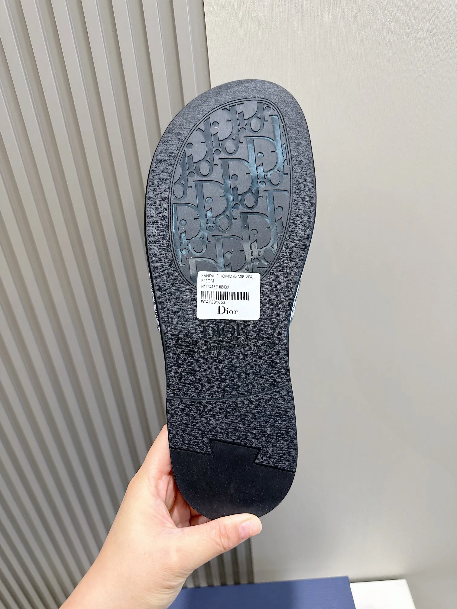 P320 Dior Alias ​​Men's Genuine Leather Slippers This Alias ​​sandal is new for summer, showing casual and elegant style. Carefully crafted from grained cow leather and Oblique printed fabric, with cowhide lining! Cross strap design. The imported cowhide leather and rubber sole adds sophistication and comfort, while Oblique print-effect anti-slip panels add style. Size: 39-44 (customized at 38.45)